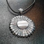 СРЕБЪРЕН МЕДАЛЬОН - ЦВЕТЕ, РЪЧНА ИЗРАБОТКА.