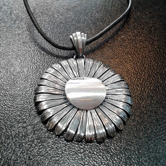 СРЕБЪРЕН МЕДАЛЬОН - ЦВЕТЕ, РЪЧНА ИЗРАБОТКА.