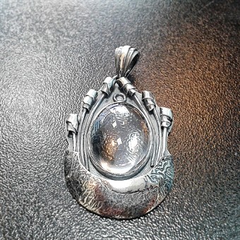 СРЕБЪРЕН МЕДАЛЬОН С ПЛАНИНСКИ КРИСТАЛ, РЪЧНА ИЗРАБОТКА.