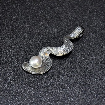 СРЕБЪРЕН МЕДАЛЬОН С ПЕРЛА