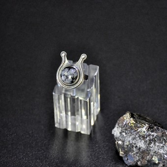 СРЕБЪРЕН ПРЪСТЕН СЪС СНЕЖЕН ОБСИДИАН