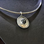 СРЕБЪРЕН МЕДАЛЬОН СЪС СНЕЖЕН ОБСИДИАН