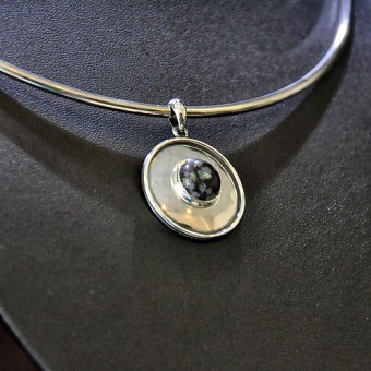 СРЕБЪРЕН МЕДАЛЬОН СЪС СНЕЖЕН ОБСИДИАН