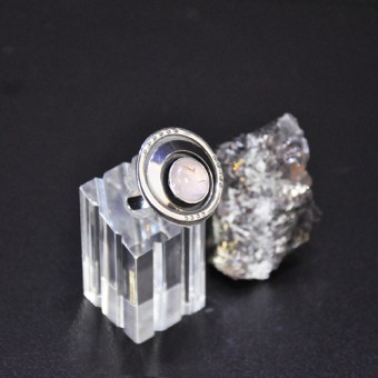 СРЕБЪРЕН ПРЪСТЕН С РОЗОВ КВАРЦ, РЪЧНА ИЗРАБОТКА.