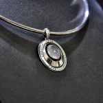 СРЕБЪРЕН МЕДАЛЬОН С РОЗОВ КВАРЦ, РЪЧНА ИЗРАБОТКА.