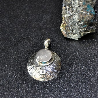 СРЕБЪРЕН МЕДАЛЬОН С РОЗОВ КВАРЦ, РЪЧНА ИЗРАБОТКА.