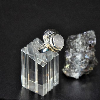 СРЕБЪРЕН ПРЪСТЕН С РОЗОВ КВАРЦ, РЪЧНА ИЗРАБОТКА