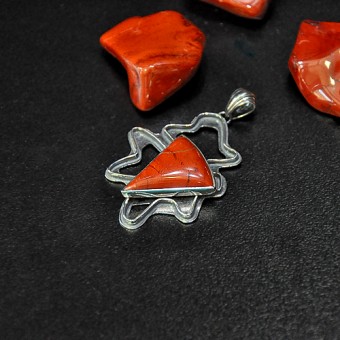 СРЕБЪРЕН МЕДАЛЬОН С ЧЕРВЕН ЯСПИС