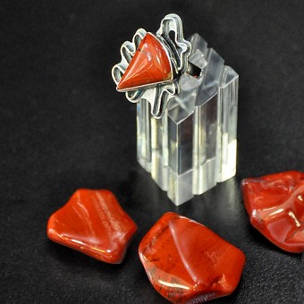 СРЕБЪРЕН ПРЪСТЕН С ЧЕРВЕН ЯСПИС