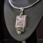 СРЕБЪРЕН МЕДАЛЬОН С РОЗОВ КВАРЦ, РЪЧНА ИЗРАБОТКА