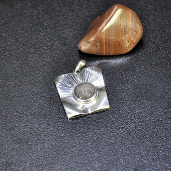 СРЕБЪРЕН МЕДАЛЬОН С КАМЪК СРЕБРИСТ ОБСИДИАН