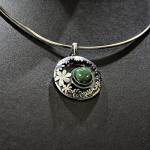 СРЕБЪРЕН МЕДАЛЬОН С АВАНТЮРИН, РЪЧНА ИЗРАБОТКА.