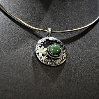 СРЕБЪРЕН МЕДАЛЬОН С АВАНТЮРИН, РЪЧНА ИЗРАБОТКА.