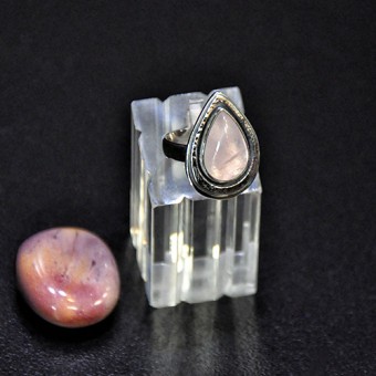 СРЕБЪРЕН ПРЪСТЕН С РОЗОВ КВАРЦ, РЪЧНА ИЗРАБОТКА