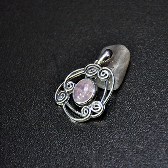 СРЕБЪРЕН МЕДАЛЬОН С РОЗОВ КВАРЦ, РЪЧНА ИЗРАБОТКА.