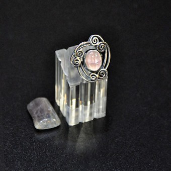 СРЕБЪРЕН ПРЪСТЕН С РОЗОВ КВАРЦ, РЪЧНА ИЗРАБОТКА.