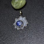 СРЕБЪРЕН МЕДАЛЬОН СЪС СИН КВАРЦ, РЪЧНА ИЗРАБОТКА.