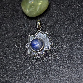 СРЕБЪРЕН МЕДАЛЬОН СЪС СИН КВАРЦ, РЪЧНА ИЗРАБОТКА.