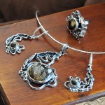 СРЕБЪРЕН КОМПЛЕКТ С ОПАЛИЗИРАЛО ДЪРВО В АСИМЕТРИЧНА ФОРМА