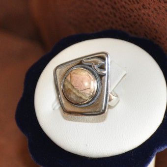 СРЕБЪРЕН ПРЪСТЕН С ЯСПИС „БРЕКЧА“