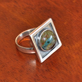 СРЕБЪРЕН ПРЪСТЕН С КВАДРАТНА ФОРМА ИНКРУСТИРАН ЯСПИС