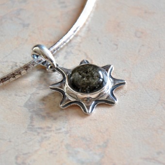 СРЕБЪРЕН МЕДАЛЬОН  СЪС ЗЛАТИСТ ОБСИДИАН