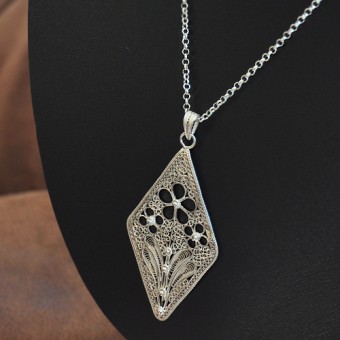 СРЕБЪРЕН МЕДАЛЬОН РОМБОИДНА ФОРМА