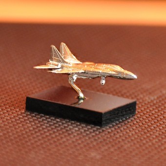 СРЕБЪРЕН САМОЛЕТ МОДЕЛ МИГ 29