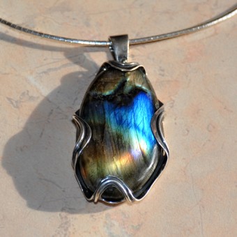 СРЕБЪРЕН МЕДАЛЬОН С ЛАБРАДОРИТ