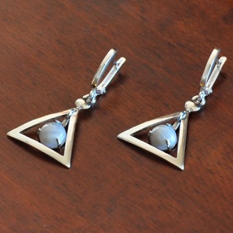 СРЕБЪРНИ ОБЕЦИ В ТРИЪГЪЛНА ФОРМА С АХАТ