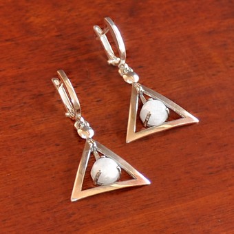 СРЕБЪРНИ ОБЕЦИ В ТРИЪГЪЛНА ФОРМА СЪС СНЕЖЕН КВАРЦ