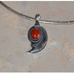 СРЕБЪРЕН МЕДАЛЬОН С ЧЕРВЕН ЯСПИС