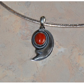 СРЕБЪРЕН МЕДАЛЬОН С ЧЕРВЕН ЯСПИС