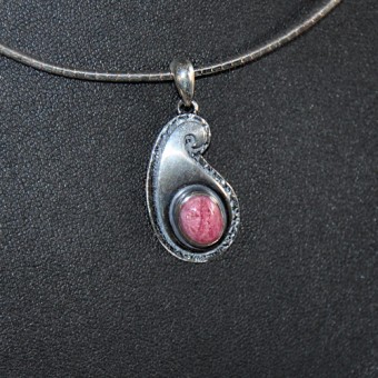 СРЕБЪРЕН МЕДАЛЬОН С РОДОНИТ