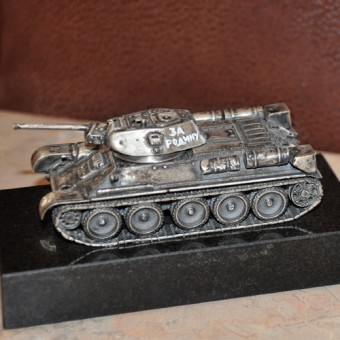 СРЕБЪРЕН ТАНК МОДЕЛ Т-34