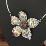 СРЕБЪРНО КОЛИЕ – ЦВЕТЕ