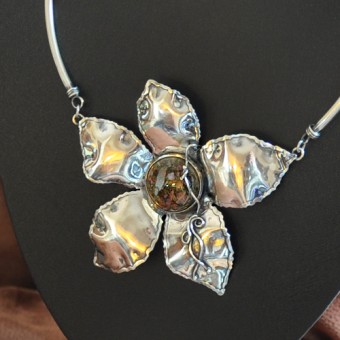 СРЕБЪРНО КОЛИЕ – ЦВЕТЕ