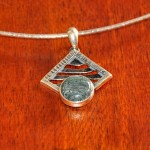 СРЕБЪРЕН МЕДАЛЬОН С ТУНГУАИТ