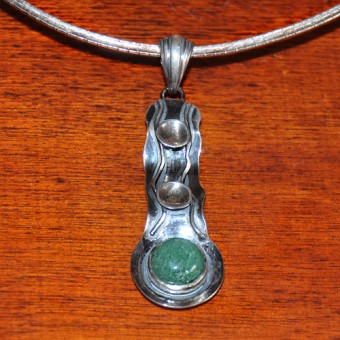 СРЕБЪРЕН МЕДАЛЬОН СЪС ЗЕЛЕН АВАНТЮРИН