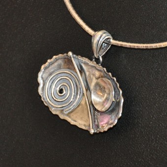 СРЕБЪРЕН МЕДАЛЬОН, РЪЧНА ИЗРАБОТКА.