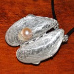 KОЛИЕ – СРЕБЪРНА МИДА С РЕЧНА ПЕРЛА