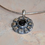  СРЕБЪРЕН МЕДАЛЬОН-ЦВЕТЕ  С ЧЕРЕН ОБСИДИАН