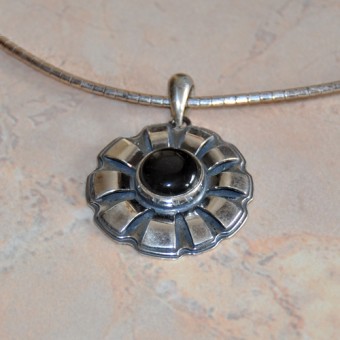  СРЕБЪРЕН МЕДАЛЬОН-ЦВЕТЕ  С ЧЕРЕН ОБСИДИАН