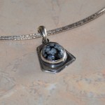 СРЕБЪРЕН МЕДАЛЬОН СЪС СНЕЖЕН ОБСИДИАН