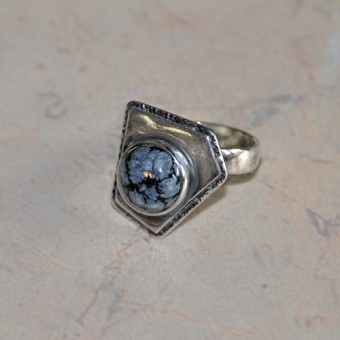 СРЕБЪРЕН ПРЪСТЕН СЪС СНЕЖЕН ОБСИДИАН