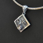 СРЕБЪРЕН МЕДАЛЬОН С ФЛОРАЛЕН МОТИВ