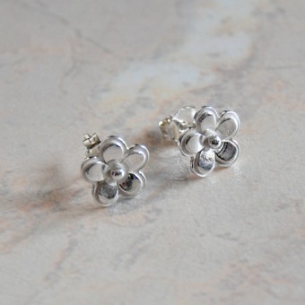 СРЕБЪРНИ ОБЕЦИ НА ЩИФТ С ФОРМАТА НА НЕЖНИ ЦВЕТЕНЦА