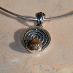 СРЕБЪРЕН МЕДАЛЬОН  С МЪХОВ АХАТ