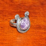 СРЕБЪРЕН ПРЪСТЕН – СТИЛИЗИРАНА ПОДКОВА С АМЕТИСТ