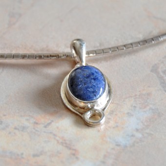 СРЕБЪРЕН МЕДАЛЬОН  С ДЮМОРТИЕРИТ